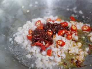 麻婆豆腐,放入郫县豆瓣酱和小红尖椒炒出红油
