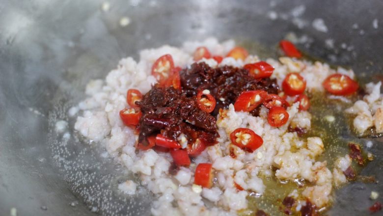 麻婆豆腐,放入郫县豆瓣酱和小红尖椒炒出红油