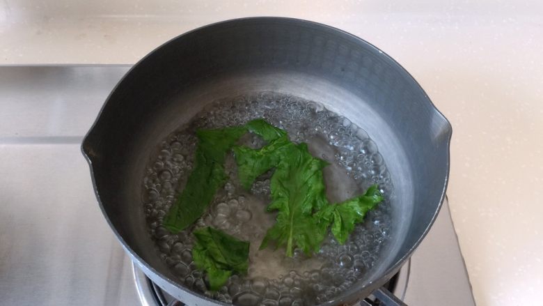 太阳果虾皮蛋羹-辅食,菠菜叶焯熟过凉开水以保持翠绿色