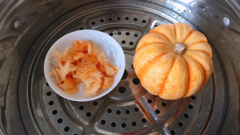 太阳果虾皮蛋羹-辅食,将太阳果盅和挖出的果泥放入蒸锅蒸