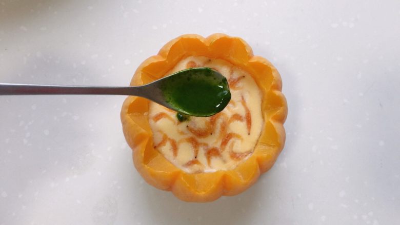 太阳果虾皮蛋羹-辅食,表面淋上翠绿的菠菜汁