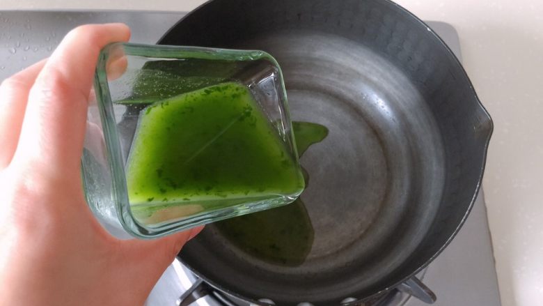 太阳果虾皮蛋羹-辅食,将菠菜汁倒入小锅中，加入适量淀粉煮成浓稠的菠菜汁