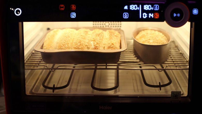 杏仁碎糯米排包,温度180度烘烤23分钟左右