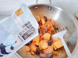秋冬大锅菜,直到土豆断生，加盐，翻炒入味。