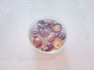 秋冬大锅菜,香菇泡开，一般提前一天用冷水泡，我忘了，所以用的热水。