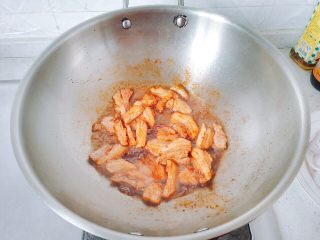 秋冬大锅菜,冰糖融化后，下肉，翻炒，直到肉都裹上糖色，下八角，姜片，朝天椒，一起翻炒。
