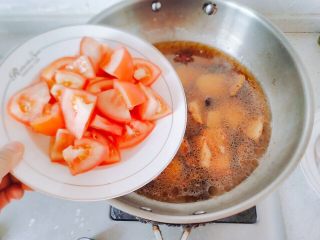 秋冬大锅菜,加西红柿，搅动。