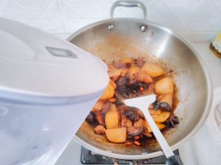 秋冬大锅菜,锅里加水，用锅铲把锅底铲一下，防止粘锅。