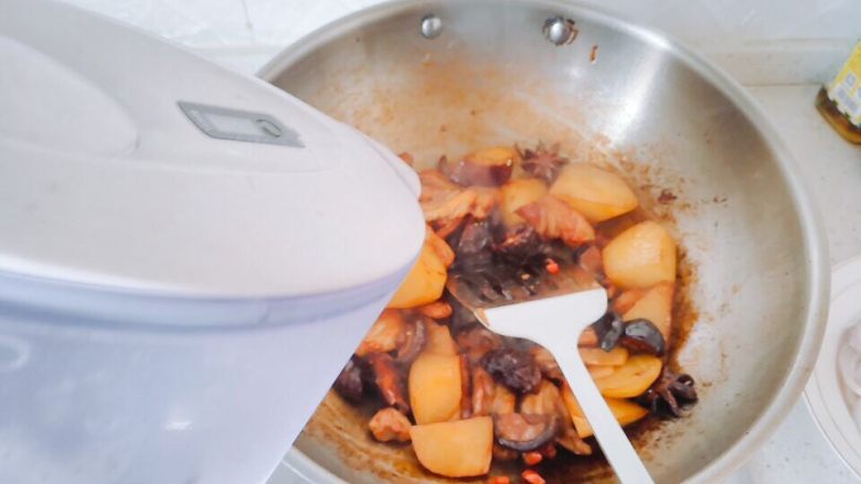 秋冬大锅菜,锅里加水，用锅铲把锅底铲一下，防止粘锅。