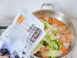 秋冬大锅菜,试下味道，加适量盐，把生菜放进去，搅动。