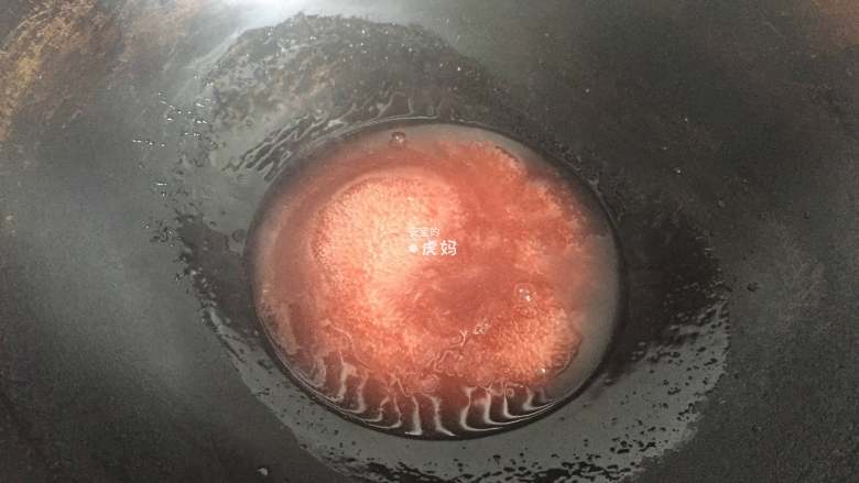蜜汁叉烧包,将180g水倒入锅内，再把叉烧酱也倒进去，一起边加热边搅拌均匀；