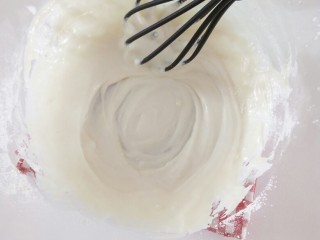 拉花戚风蛋糕,每过筛一次就要搅拌均匀，不要用太大力免得面粉起筋