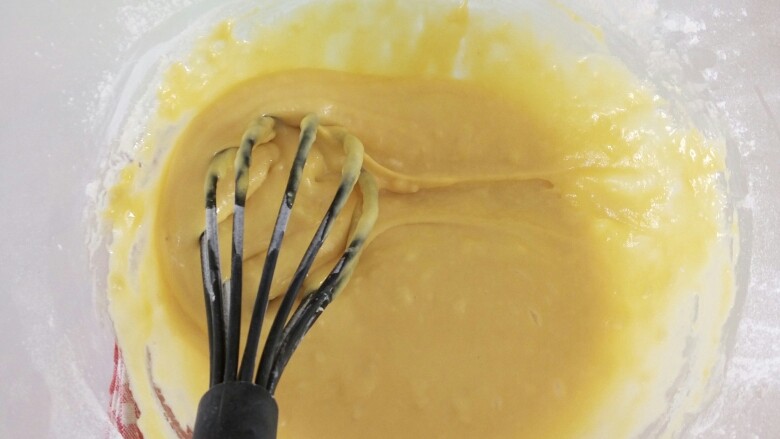 拉花戚风蛋糕,面糊拌匀后加入蛋黄 手法用横向竖向的方法去拌，轻柔些使蛋黄充分混合到面糊里