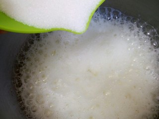 拉花戚风蛋糕,开始打发蛋白，保证盆里和打蛋头无水无油无蛋黄，将蛋白加入几滴柠檬汁高速打发至粗泡后加入三分之一细砂糖继续打发