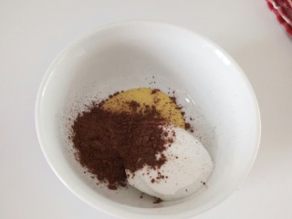 拉花戚风蛋糕,之后取一个空碗，将蛋黄糊，蛋白，可可粉全部加入一勺左右