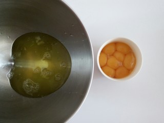 拉花戚风蛋糕,首先将8个鸡蛋 蛋黄蛋白分离备用