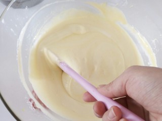 拉花戚风蛋糕,用刮刀从盆底划过再在表面捞起，反复几次使面糊混合均匀