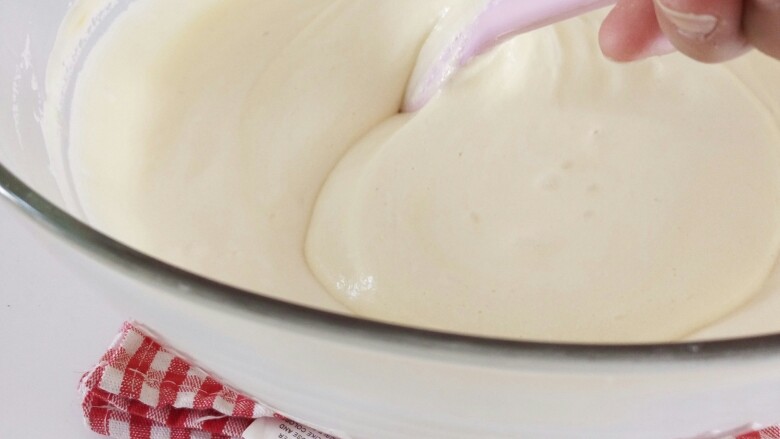 拉花戚风蛋糕,切拌是用刮刀在面糊中反复横向竖向划过，可以使大块蛋白充分混合在蛋黄糊中