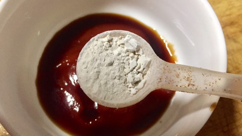 无需油炸糖醋茄子（番茄酱版）,加入一勺量的淀粉