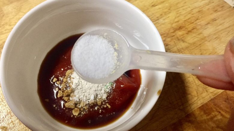 无需油炸糖醋茄子（番茄酱版）,加入适量的盐