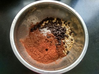 做年货    燕麦巧克力脆饼,倒入巧克力豆。