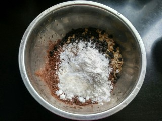 做年货    燕麦巧克力脆饼,倒入糖粉和泡打粉。