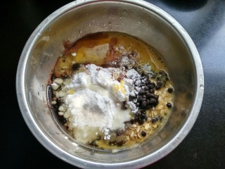 做年货    燕麦巧克力脆饼,蛋液倒入大碗中，，倒入玉米油，这时可以将烤箱上下火180度预热10分钟。