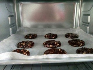 做年货    燕麦巧克力脆饼,放入预热好的烤箱，上下火180度烤20分钟。