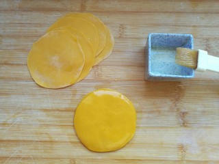 薄如蝉翼的三色春饼,取一个面片，在朝上的一面均匀的刷上玉米油，叠加第二片，再刷油，然后叠加第三片……按此方式，依次将面片叠加在一起。