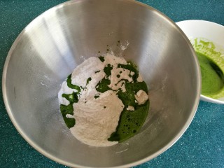 薄如蝉翼的三色春饼,菠菜叶加少许水用料理机打碎后过滤。盆里放入面粉，加入菠菜汁和成面团。
