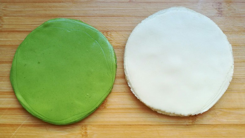 薄如蝉翼的三色春饼,绿色和白色的面团也用同样的方法擀好。