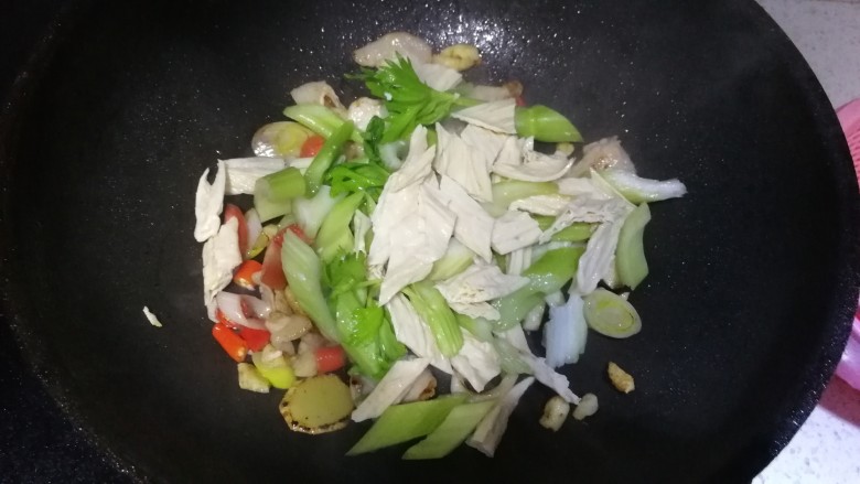 西芹炒腐竹,先将葱和蒜入锅，炒出香味来，再将备好的腐竹和芹菜入锅，
