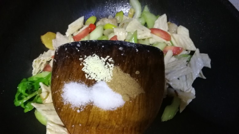 西芹炒腐竹,加入调料：盐2.5勺，十三香1勺，鸡精2勺，