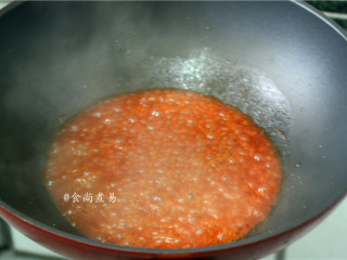 菠萝咕噜肉,加点清水，煮至番茄酱起泡泡