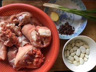 高压锅简易版老妈蹄花汤,准备好食材，猪蹄、白芸豆、生姜、细葱和花椒；猪蹄切块洗净；