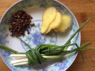 高压锅简易版老妈蹄花汤,准备好生姜、葱和花椒；