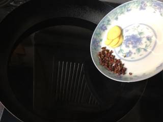 高压锅简易版老妈蹄花汤,准备一锅清水，下入一半的花椒和生姜片，烧开；