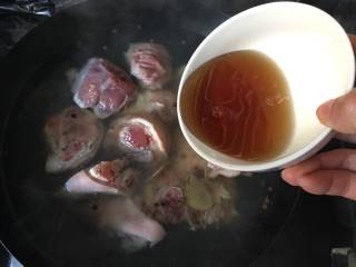 高压锅简易版老妈蹄花汤,水烧开后，放入猪蹄和料酒，继续煮开；