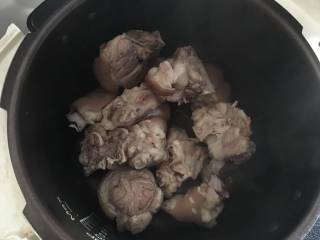 高压锅简易版老妈蹄花汤,洗净后的猪蹄放进高压锅；