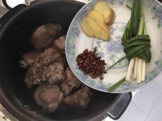 高压锅简易版老妈蹄花汤,放入剩下的一半花椒、生姜片和细葱；