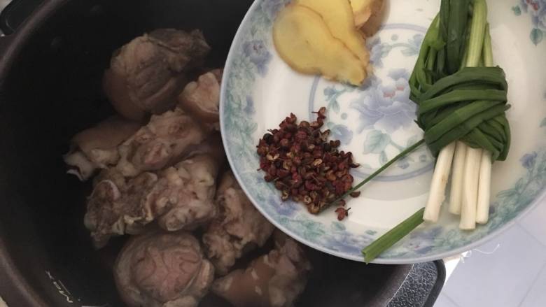 高压锅简易版老妈蹄花汤,放入剩下的一半花椒、生姜片和细葱；