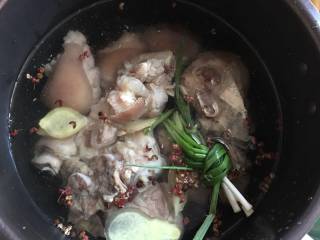 高压锅简易版老妈蹄花汤,加入清水，与猪蹄齐平；