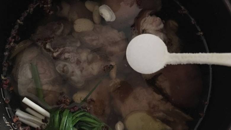 高压锅简易版老妈蹄花汤,加入一勺盐；