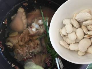 高压锅简易版老妈蹄花汤,倒入泡过水的白芸豆；