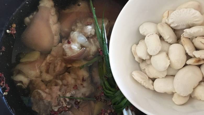 高压锅简易版老妈蹄花汤,倒入泡过水的白芸豆；