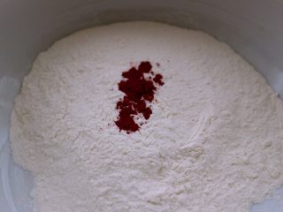 做年货-牛肉萝卜蒸饺,面粉中加入红曲粉混合均匀后