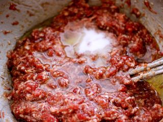 做年货-牛肉萝卜蒸饺,搅拌上劲的肉馅加入花生油和适量的盐搅拌均匀