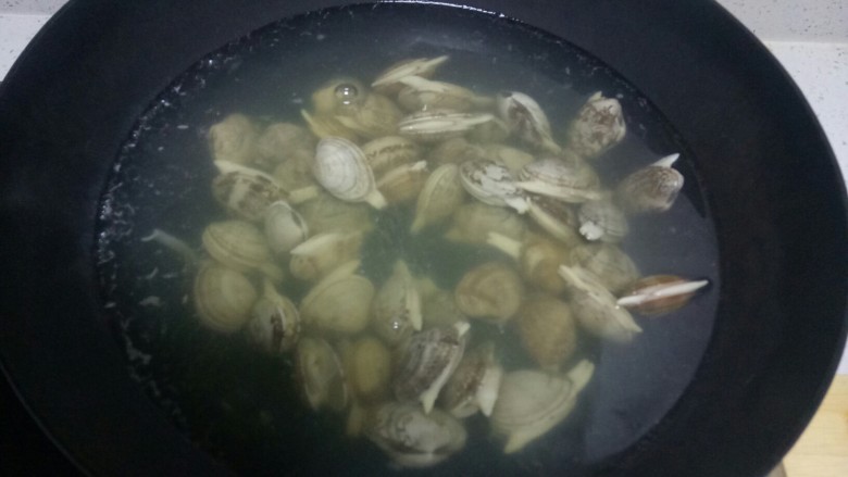 酱炒花蛤,锅中放入适量清水，水开后放入花甲，焯水至花蛤张开嘴，捞出。