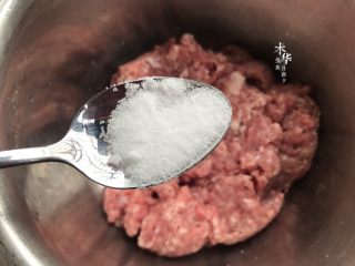 珍珠丸子,取个大碗，倒入肉末，放入盐。