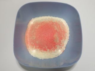 草莓牛轧糖,在加入草莓粉混合备用。